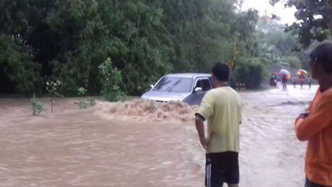 Isuzu Panther nekat terjang banjir.