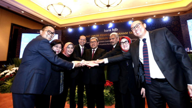 Gubernur Jawa Barat Ahmad Heryawan dan jajaran direksi dan komisaris Bank BJB
