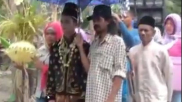 Mempelai pria tercebur sungai.