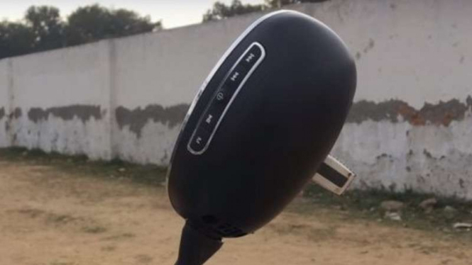 Spion yang dilengkapi dengan speaker.