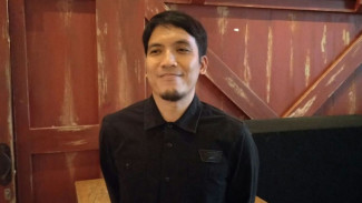 Serunya Desta 'Main' Bareng Jokowi di Istana Bogor