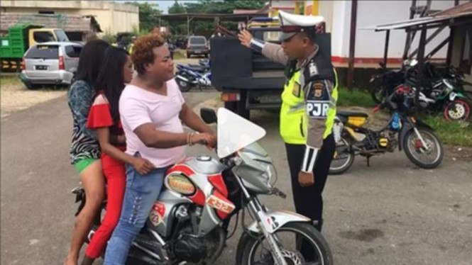 Polisi tilang tiga pria kemayu.