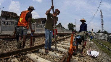 Pekerja mengerjakan proyek rel ganda atau double track Solo-Kedungbanteng