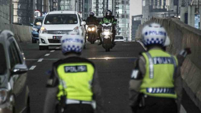 Penindakan terhadap pengendara sepeda motor yang melintasi Jalan Layang Non-Tol (JLNT) Kampung Melayu-Tanah Abang