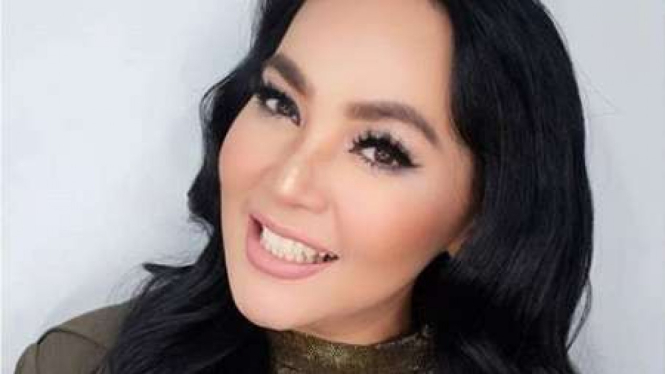 Tak lagi muda, Dewi Gita tetap cantik.