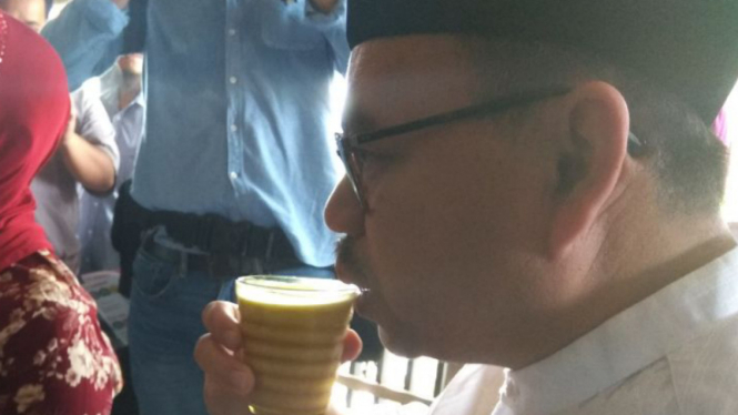Sudirman Said menikmati jamu beras kencur.