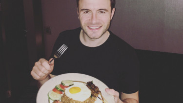 Shane Filan makan nasi goreng Indonesia.