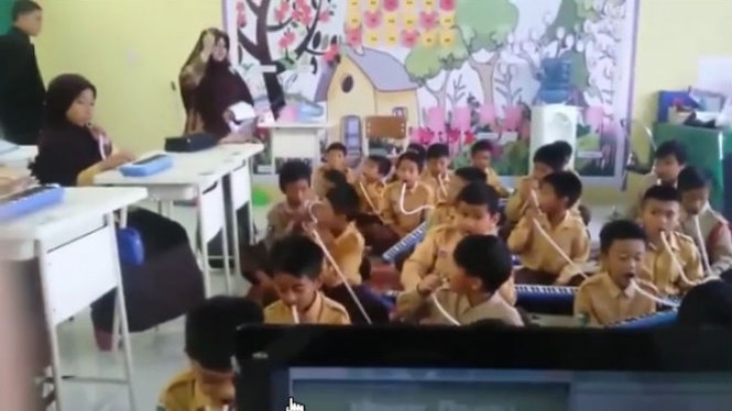 Murid SD memainkan musik Marshmello.