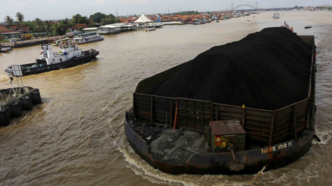 Kapal tongkang pengangkut batu bara saat melintas di Sungai Musi, Palembang