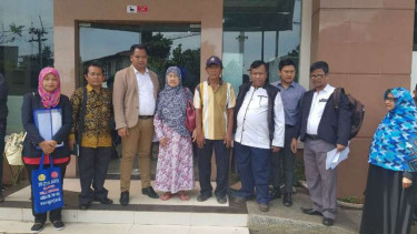 Ma’anih (tengah), seorang nenek yang belasan tahun kehilangan tanahnya, usai menjalani sidang di Pengadilan Agama Cibinong, Bogor, Jawa Barat, pada Rabu, 7 Maret 2018.