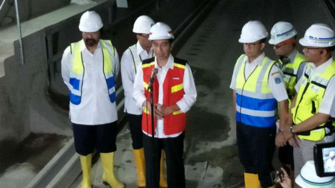 Presiden Joko Widodo meninjau pengerjaan proyek angkutan massal cepat (mass rapid transit/MRT) di bakal stasiun Senayan, Jakarta, pada Rabu, 7 Maret 2018.