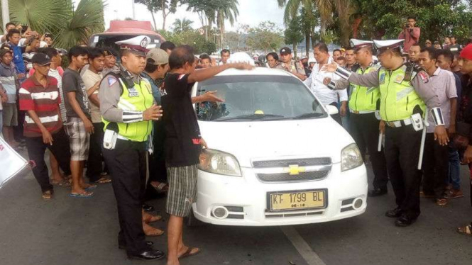Ratusan sopir angkot mogok beroperasi di Kota Samarinda, Kalimantan Timur, sejak Selasa sampai Rabu, 7 Maret 2018.