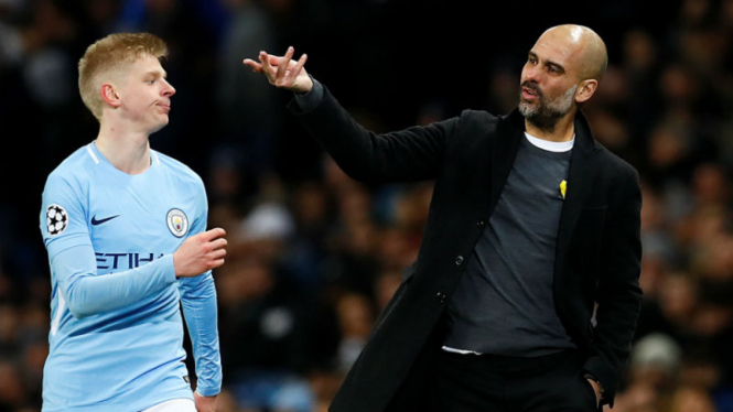 Manajer Manchester City, Pep Guariola, bersama pemainnya, Oleksandr Zinchenko