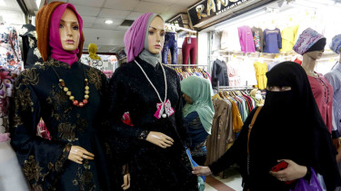 Wanita bercadar berbelanja di Jakarta
