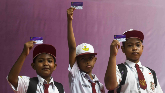 Siswa menunjukan Kartu Indonesia Pintar