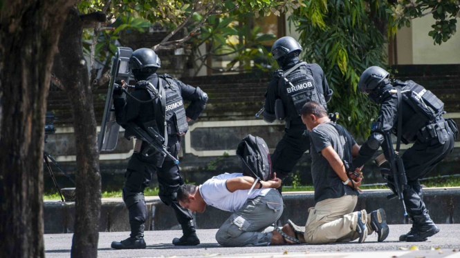 Ilustrasi penangkapan teroris oleh Densus 88 Polri