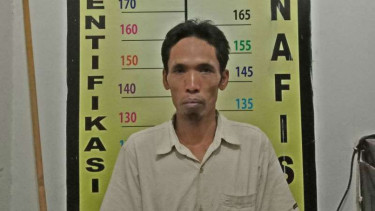 Satu di antara tujuh tersangka anggota keluarga yang menganiaya hingga tewas ibu mereka di Kabupaten Trenggalek, pada Minggu, 4 Maret 2018.