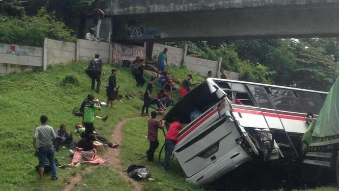 Kondisi korban luka bus dan truk yang tabrak tiang di Tol Cikampek.