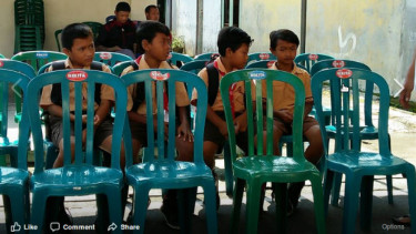 Siswa SD melayat gurunya yang meninggal.