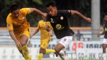 Pemain Barito Putera, Samsul Arif (kanan)