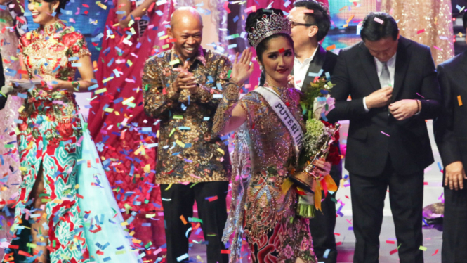 Sonia Fergina Citra melambaikan tangan seusai dinobatkan sebagai Puteri Indonesia 2018 dalam malam final Puteri Indonesia 2018.