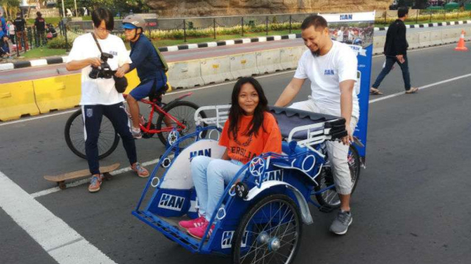 Hanafi Rais perkenalkan becak listrik di ibukota.