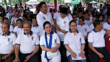 Titiek Soeharto (tengah) di Taman Mini Indonesia Indah