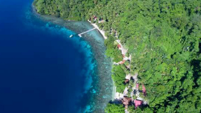 Tampak atas pemandangan pesisir pantai Halmahera Selatan 