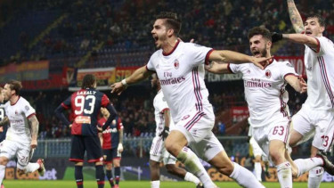 Penyerang AC Milan, Andre Silva (kiri) melakukan selebrasi usai mencetak gol