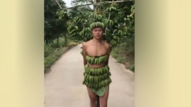 Model pria China bergaya ala Mimi Peri.