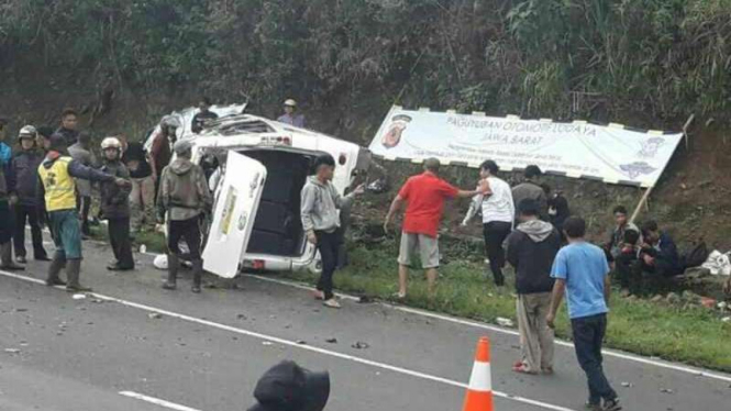 Kondisi minibus yang kecelakaan di Tanjakan Emen, Subang, Jawa Barat.