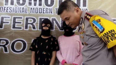 Dua remaja putri yang gebuki siswi SMP di Tangerang.