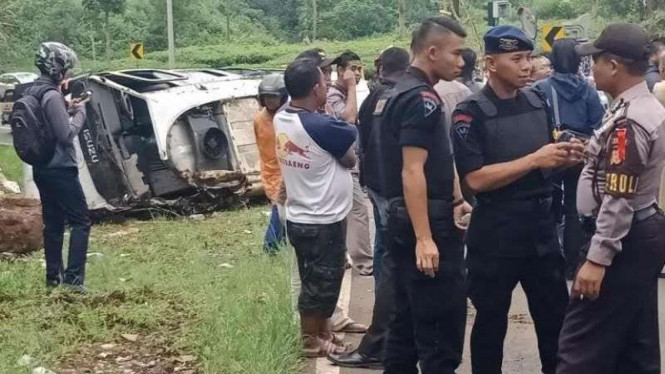 Kondisi minibus yang kecelakaan di Tanjakan Emen, Subang, Jawa Barat.
