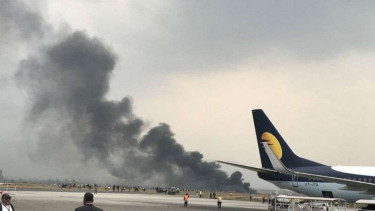 Asap hitam di lokasi tabrakan pesawat di Bandara Kathmandu