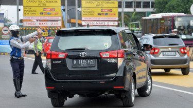 Ilustrasi ganjil genap di pintu tol.