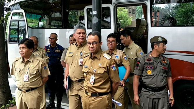 Gubernur DKI Jakarta Anies Baswedan (tengah).