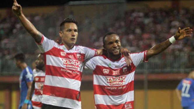 Gelandang Madura United, Zah Rahan bersama Raphael Maitimo