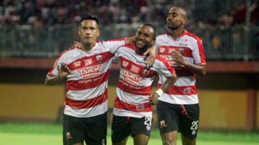 Para pemain Madura United merayakan gol.