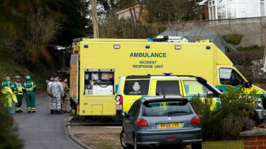 Satuan tim menyisir dan membersihkan efek racun saraf di Salisbury, Wiltshire.