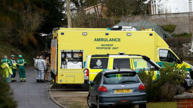 Satuan tim menyisir dan membersihkan efek racun saraf di Salisbury, Wiltshire.