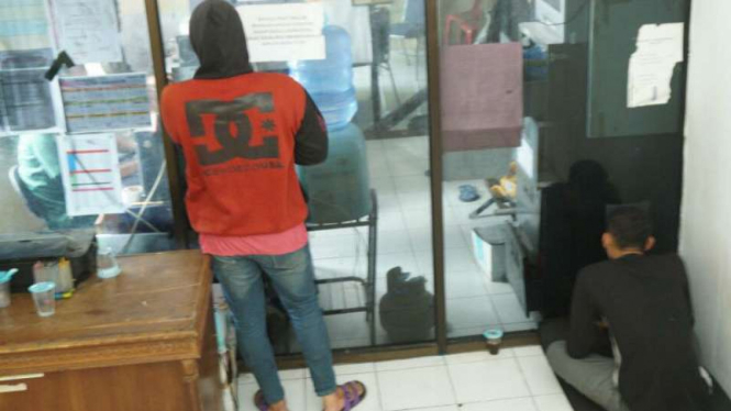 Seorang pria dan seorang waria ditahan di kantor Satuan Polisi Pamong Praja dan Wilayatul Hisbah Banda Aceh pada Selasa, 13 Maret 2018.