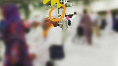 Mereka (dalam lingkaran) yang disebut sebagai hantu di Masjidil Haram, Kota Mekah, Saudi Arabia.