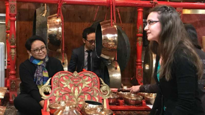 Menlu Retno Marsudi nyinden bareng gadis Rusia