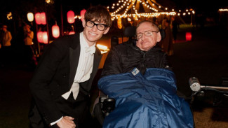 Menyelami Kehidupan Cinta Stephen Hawking Lewat Film