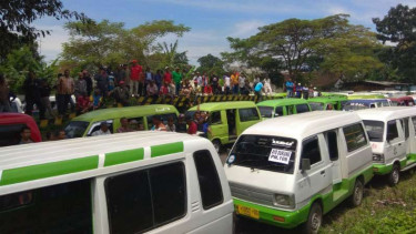 Seluruh sopir angkot atau mikrolet se-Malang Raya di Jawa Timur memutuskan libur alias mogok beroperasi pada Rabu, 14 Maret 2018.