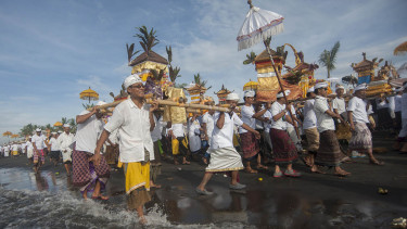 MELASTI JELANG NYEPI DI BALI