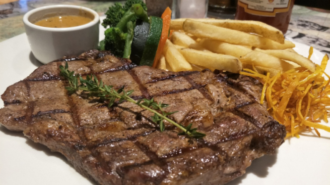 Steak di restoran Outback Steakhouse.