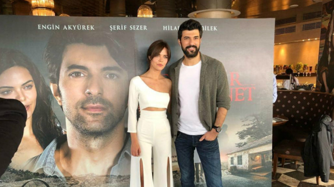 Engin Akyurek dan Hilal Altinbilek.