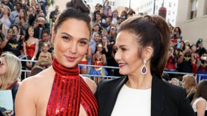 Gal Gadot dan Lynda Carter