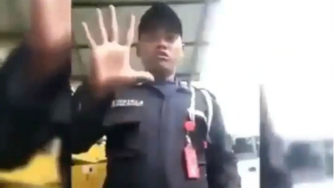 Satpam mengeluarkan trik sulap.